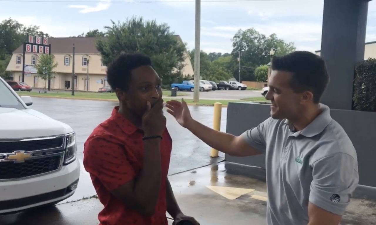 Cammina oltre 30km per andare al primo giorno di lavoro, il CEO gli regala un’auto come ricompensa