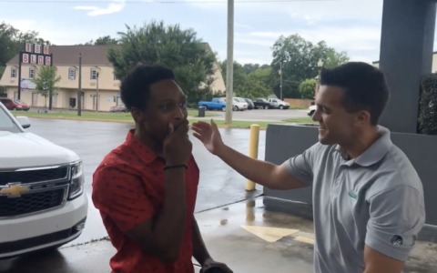 Cammina oltre 30km per andare al primo giorno di lavoro, il CEO gli regala un’auto come ricompensa