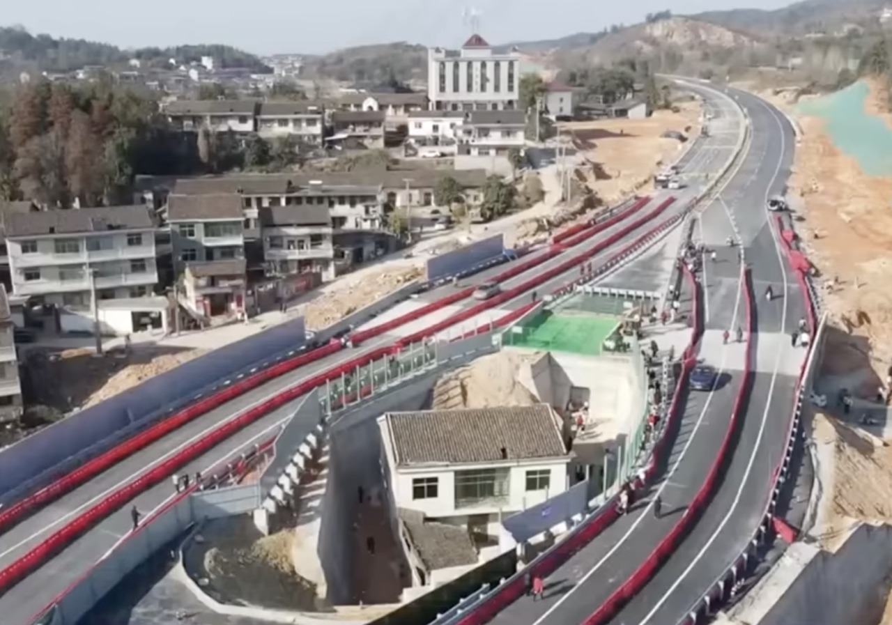 Il proprietario della famosa casa al centro dell’autostrada si arrende e trasloca dopo tre anni