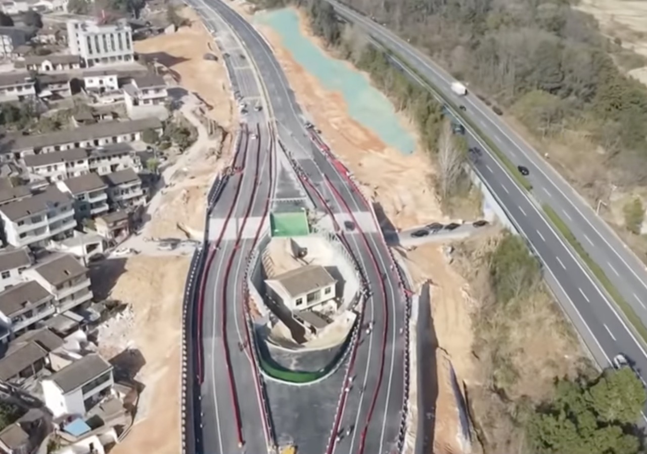 Il proprietario della famosa casa al centro dell’autostrada si arrende e trasloca dopo tre anni