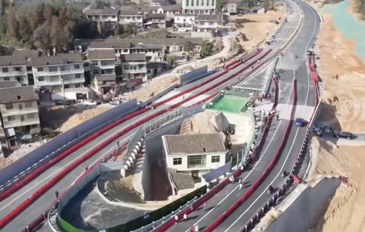 Il proprietario della famosa casa al centro dell’autostrada si arrende e trasloca dopo tre anni