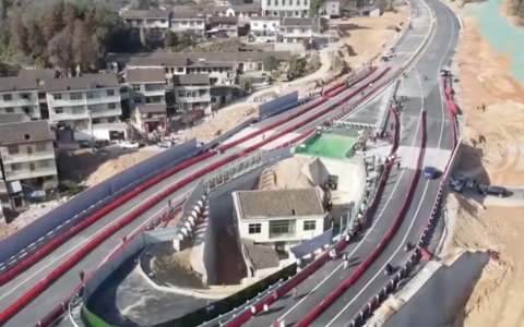 Il proprietario della famosa casa al centro dell’autostrada si arrende e trasloca dopo tre anni