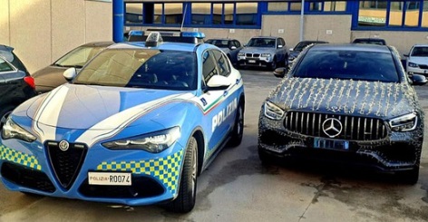 Trasforma la sua auto in un albero di Natale pieno di luci a LED: finisce malissimo