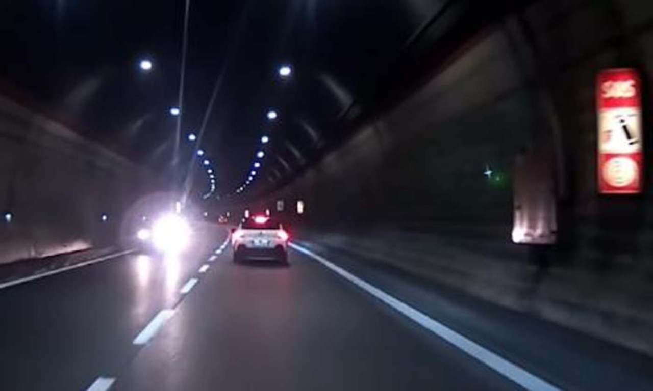 Contromano per chilometri nel tunnel della superstrada: il video
