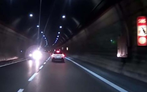 Contromano per chilometri nel tunnel della superstrada: il video