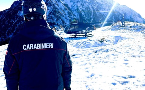 Imprenditore atterra in elicottero sulle piste, indossa gli sci e inizia la discesa: era la seconda volta