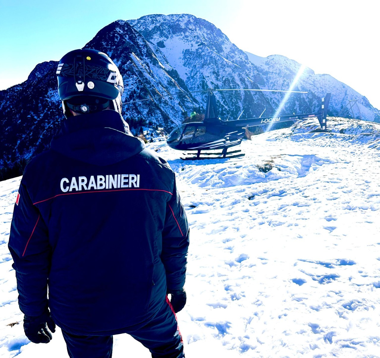 Imprenditore atterra in elicottero sulle piste, indossa gli sci e inizia la discesa: era la seconda volta