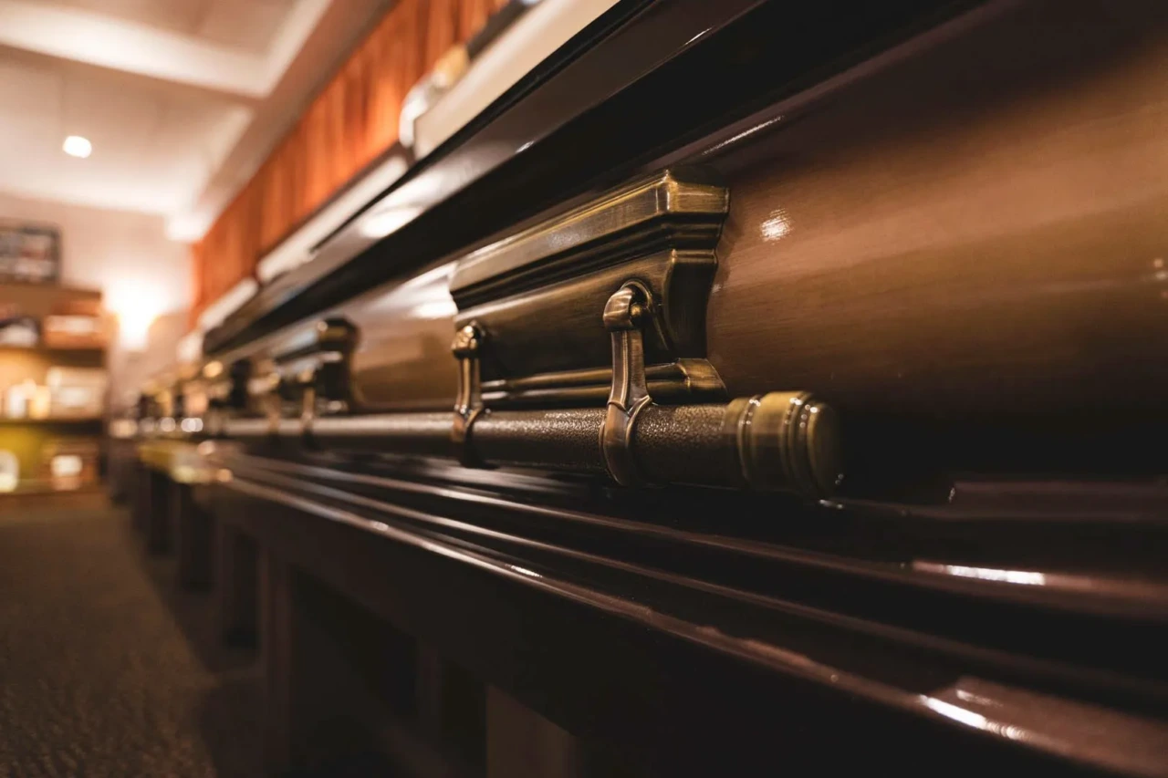 Funerale… senza il morto: bara seppellita senza salma (che è ancora in obitorio)