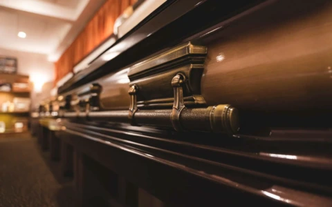 Funerale… senza il morto: bara seppellita senza salma (che è ancora in obitorio)