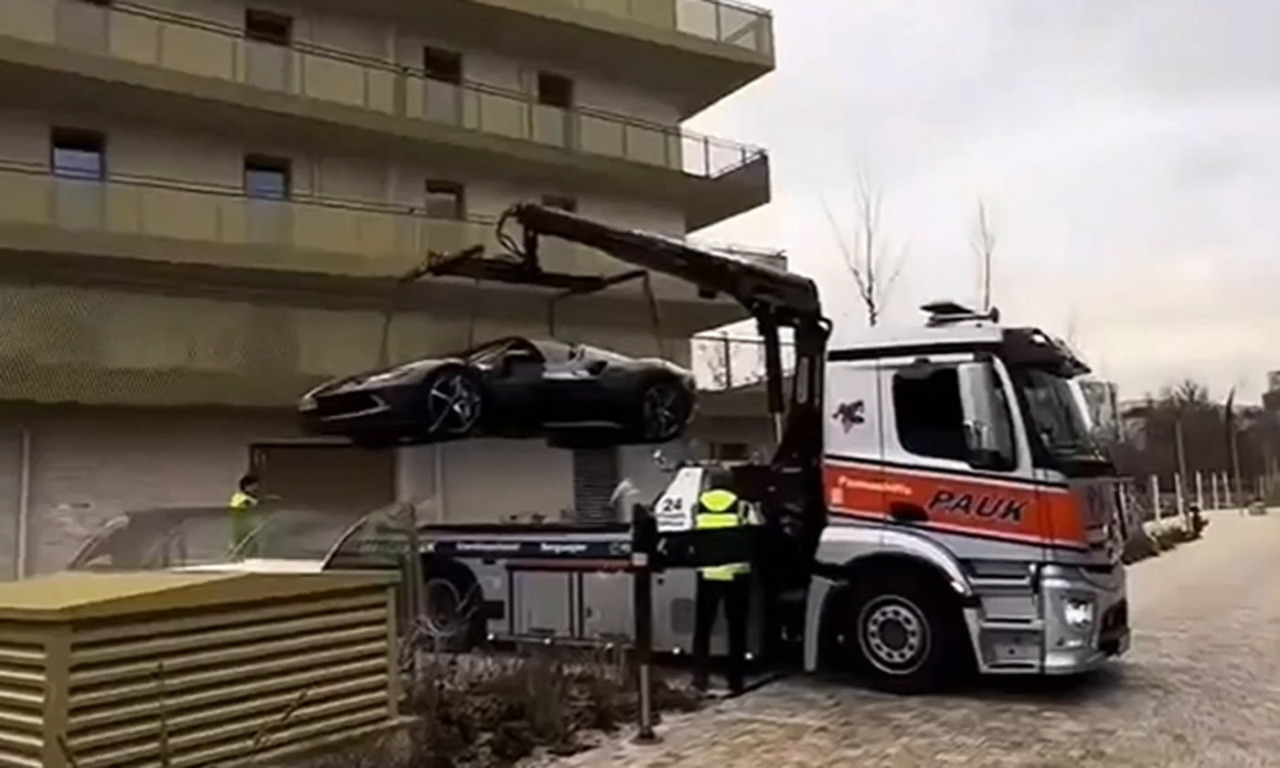 Il video del tizio che parcheggia la Ferrari sul balcone con la gru