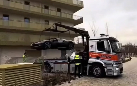 Il video del tizio che parcheggia la Ferrari sul balcone con la gru