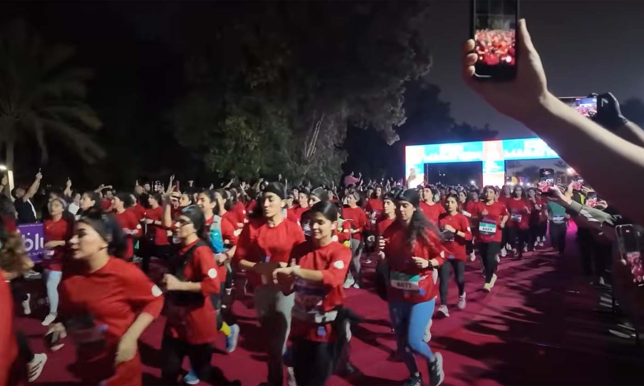 Il coraggio di migliaia di donne iraniane che corrono senza velo la maratona