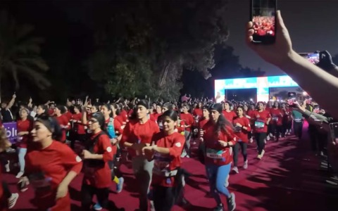 Il coraggio di migliaia di donne iraniane che corrono senza velo la maratona