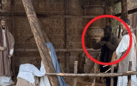 Latitante si nasconde nel presepe, il sindaco colpito dal “realismo” della statua lo scopre… e lo fa arrestare