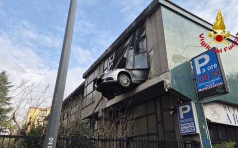 Anziano alla guida sbaglia manovra e finisce a penzoloni nel vuoto a 8 metri d’altezza con l’auto