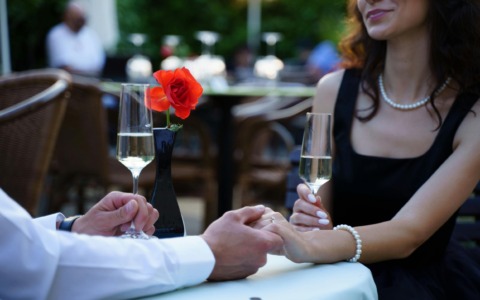 Dice alla moglie che è a cena coi colleghi, ma viene ripreso nello spot del ristorante con l’amante