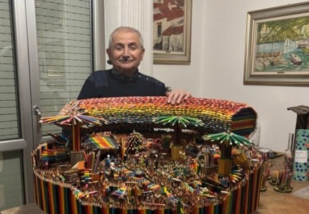 Il presepe realizzato con oltre 11mila matite colorate (e un occhio di riguardo al riciclo)