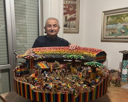 Il presepe realizzato con oltre 11mila matite colorate (e un occhio di riguardo al riciclo)