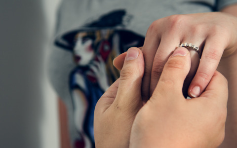 Gli rubano l’anello, ma la Polizia lo ritrova. La proposta di matrimonio negli uffici della Polfer