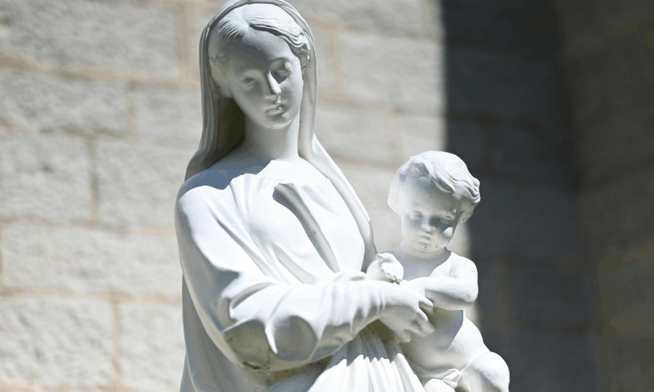 La ex moglie del suo compagno è troppo gelosa e lei le tira una statua della Madonna sull’auto