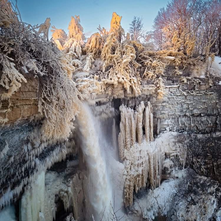 Il video del crollo improvviso della cascata di ghiaccio che ha terrorizzato i turisti