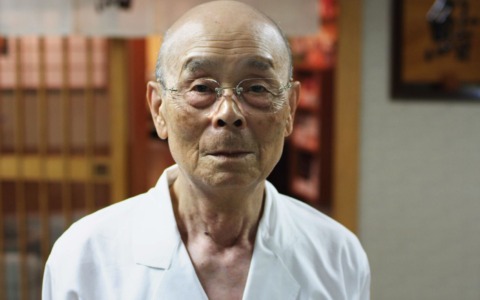 A 100 anni Jiro Ono è ancora nel suo iconico ristorante: la leggenda del sushi che non smette più di lavorare