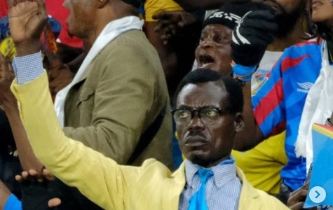 Michel Kuka Mboladinga, il tifoso che segue le partite della Coppa d’Africa fermo come una statua per 90′