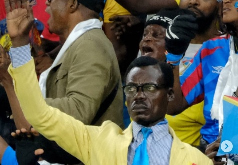 Michel Kuka Mboladinga, il tifoso che segue le partite della Coppa d’Africa fermo come una statua per 90′