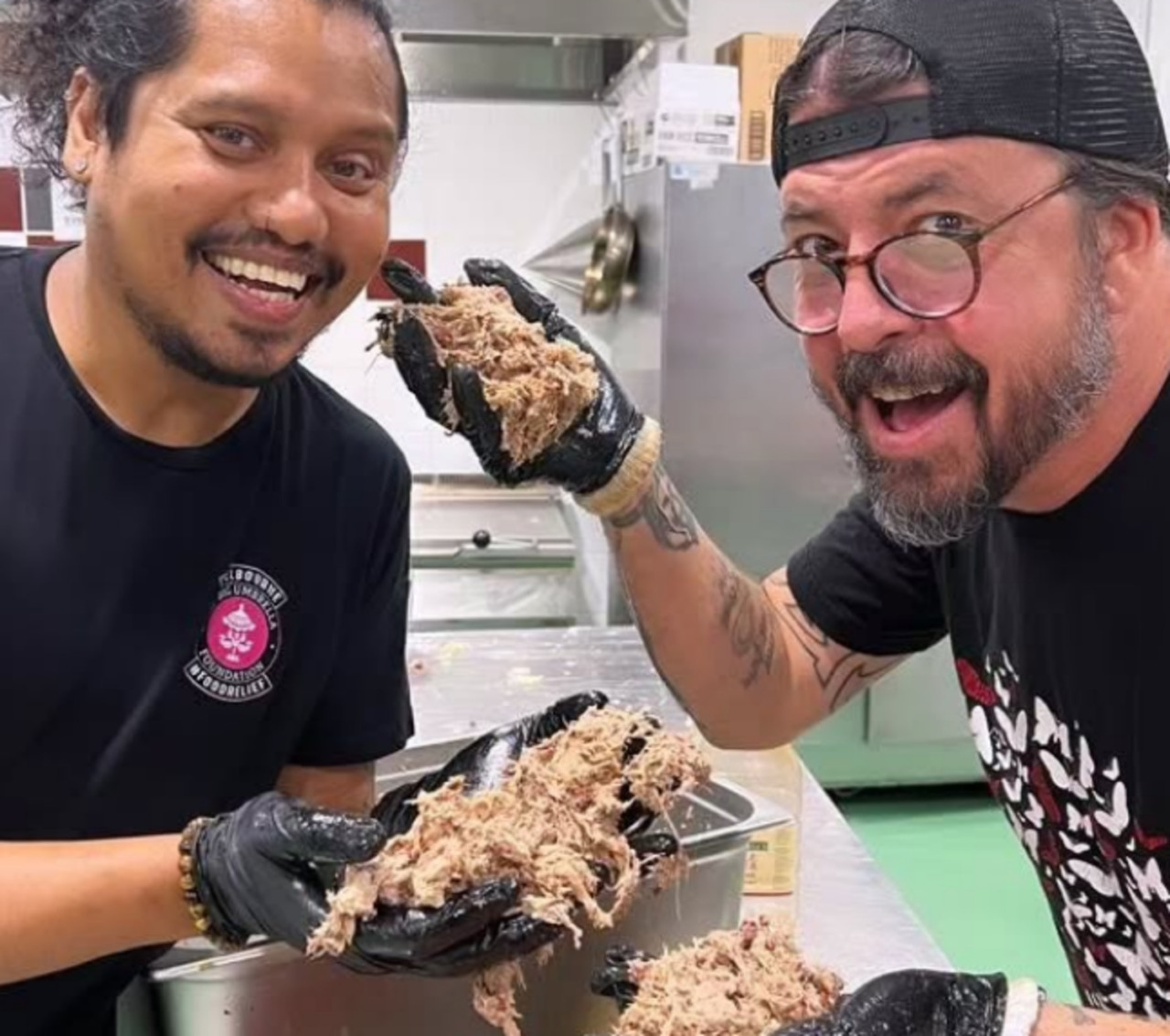Dave Grohl, leader dei Foo Fighters, ha grigliato carne per 18 ore di fila… sfamando i senzatetto