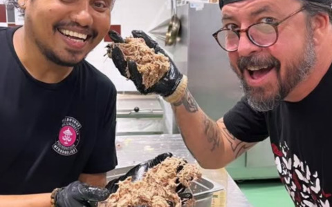 Dave Grohl, leader dei Foo Fighters, ha grigliato carne per 18 ore di fila… sfamando i senzatetto