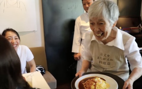 Il ristorante degli ordini sbagliati: a Tokyo una lezione sulla pazienza e l’empatia