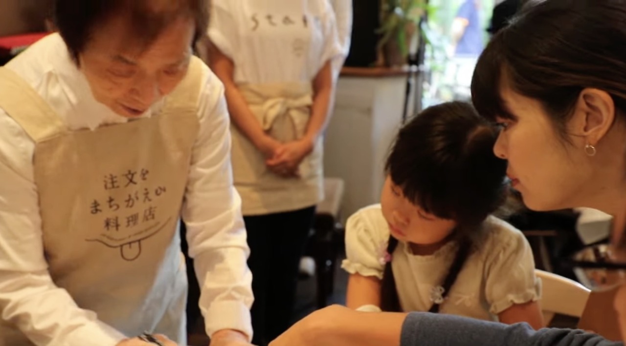 Il ristorante degli ordini sbagliati: a Tokyo una lezione sulla pazienza e l'empatia