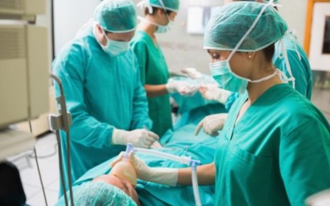 L’uomo che ogni volta che si sveglia dall’anestesia parla fluentemente lo spagnolo (che non conosce)