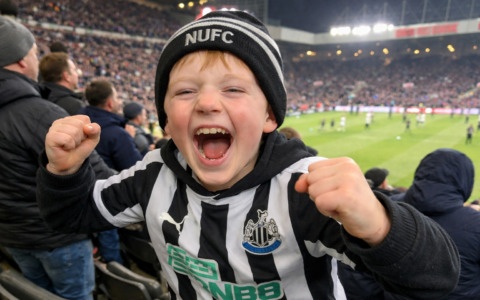 A nove anni bigia per andare allo stadio: la sua esultanza diventa virale (e la scuola scopre tutto)