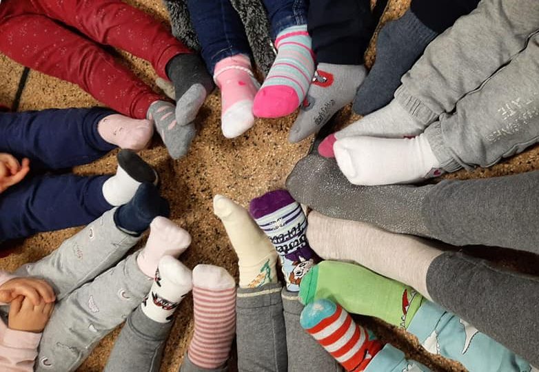 Giornata dei Calzini Spaiati: data, significato e perché tutti la celebrano