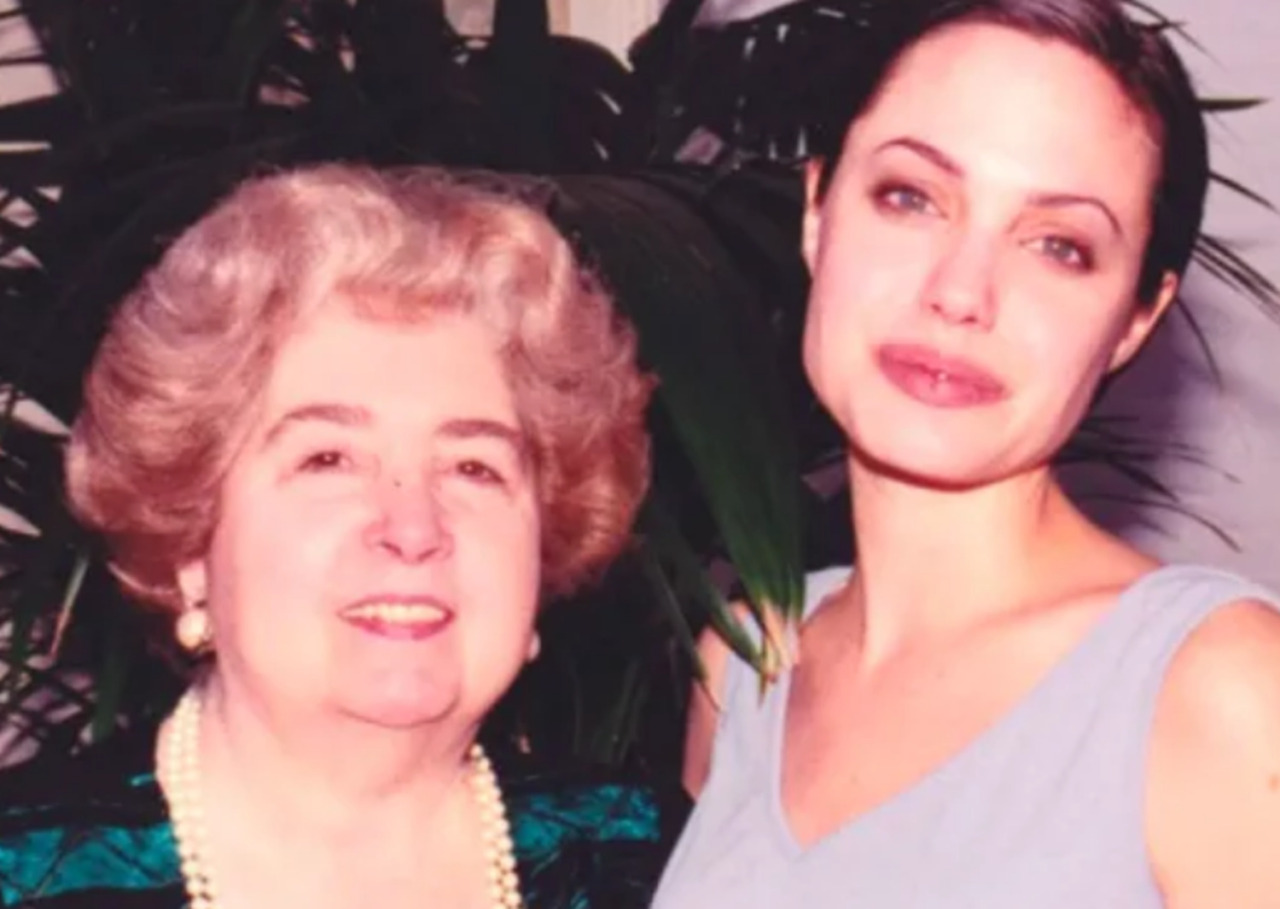 La misteriosa signora che aveva centinaia di foto con le più grandi star di Hollywood degli anni Novanta