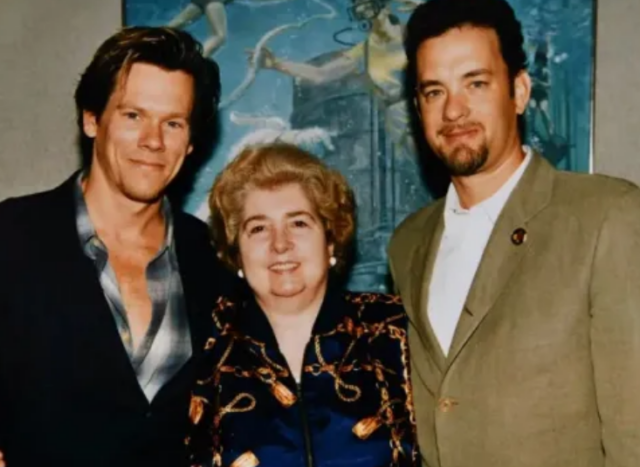 La misteriosa signora che aveva centinaia di foto con le più grandi star di Hollywood degli anni Novanta