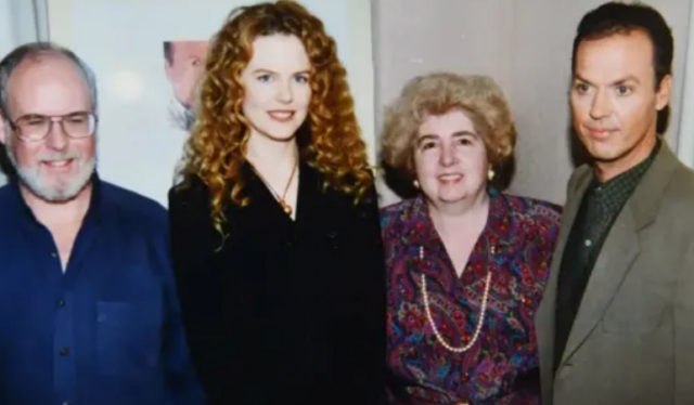 La misteriosa signora che aveva centinaia di foto con le più grandi star di Hollywood degli anni Novanta