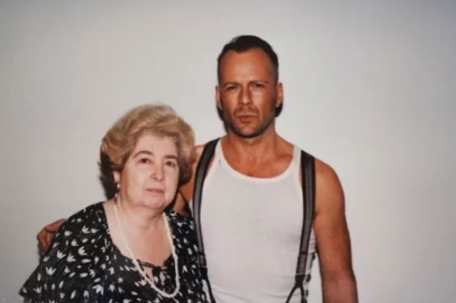 La misteriosa signora che aveva centinaia di foto con le più grandi star di Hollywood degli anni Novanta