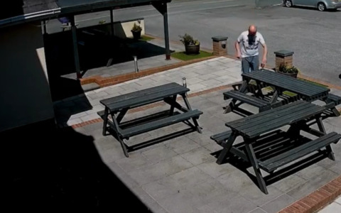 Un mini tornado fa fuggire i clienti di un pub… tranne un uomo che salva la sua birra