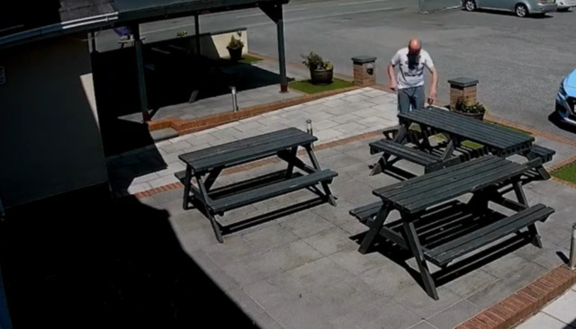 Un mini tornado fa fuggire i clienti di un pub… tranne un uomo che salva la sua birra