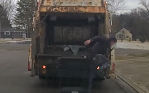 Scappa dalla polizia e si nasconde in un bidone: il netturbino lo “denuncia” per caso