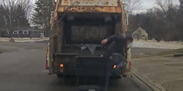 Scappa dalla polizia e si nasconde in un bidone: il netturbino lo “denuncia” per caso