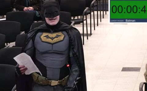 Negli Usa a protestare contro l’ICE arriva pure… Batman