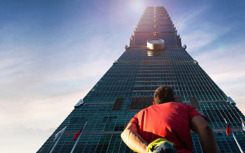 Alex Honnold scala il Taipei 101 senza corda: impresa da record in diretta Netflix