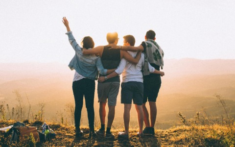 Sembra scontato, ma ora lo dice anche la scienza: più amici vuol dire meno stress