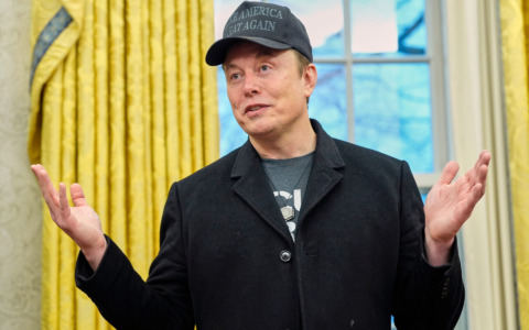 Elon Musk vola oltre gli 800 miliardi: è l’uomo più ricco mai registrato nella storia dell’umanità