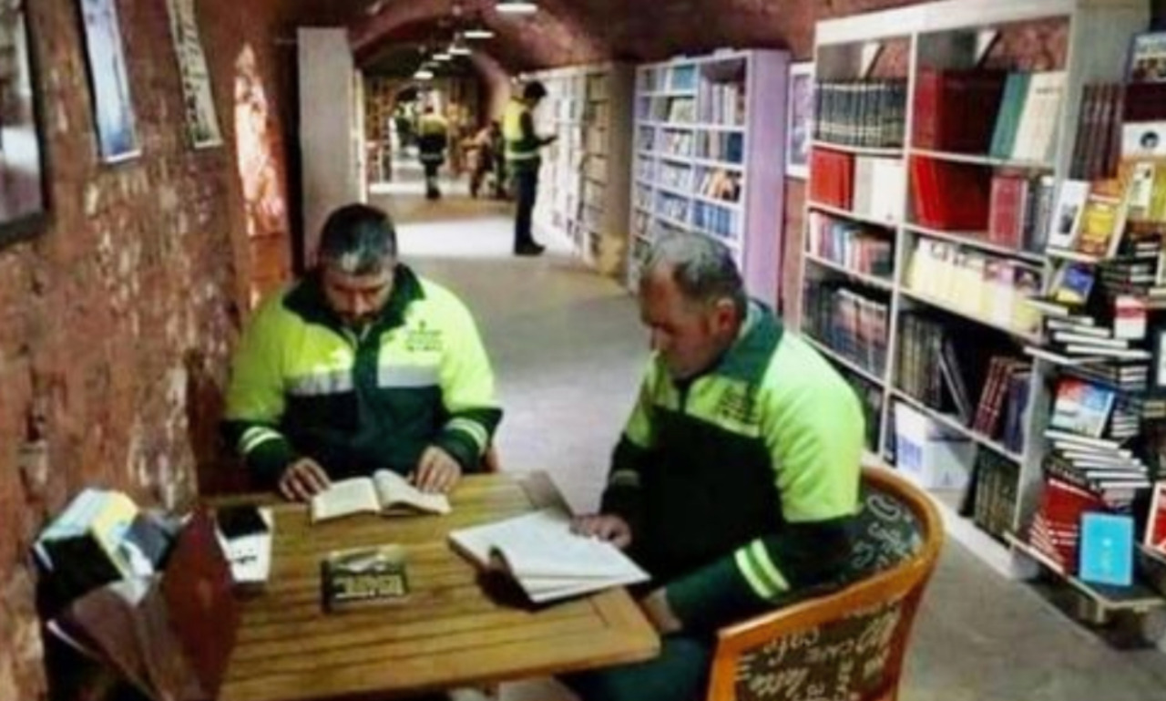 Dai rifiuti di Ankara nasce una biblioteca, la storia dei netturbini che salvano i libri dalla spazzatura