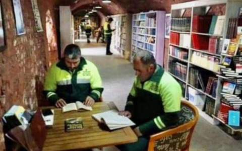 Dai rifiuti di Ankara nasce una biblioteca, la storia dei netturbini che salvano i libri dalla spazzatura
