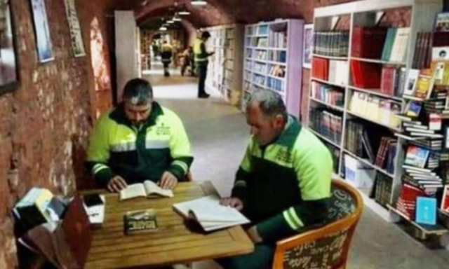 Dai rifiuti di Ankara nasce una biblioteca, la storia dei netturbini che salvano i libri dalla spazzatura